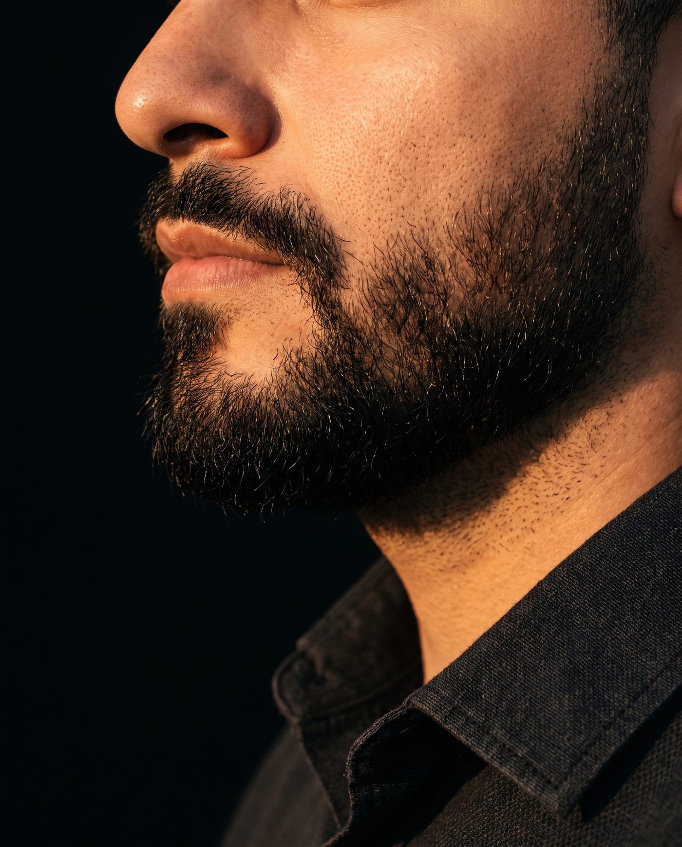 Primer plano de una barba poblada y definida